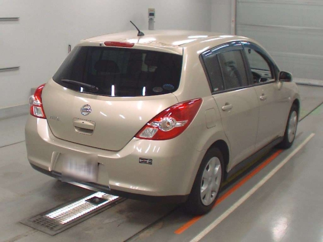 NISSAN TIIDA 2010