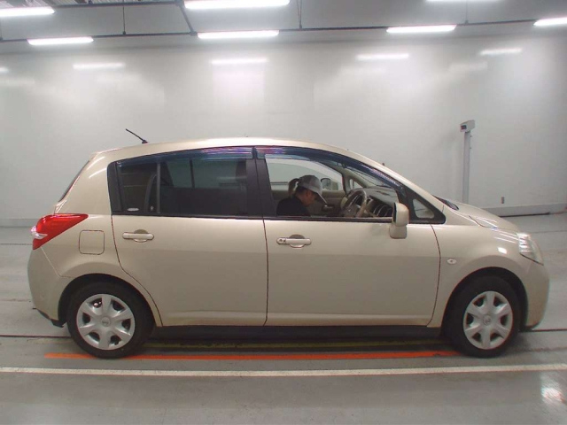 NISSAN TIIDA 2010