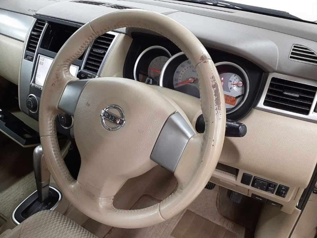 NISSAN TIIDA 2010