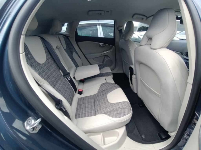 VOLVO V40 2016
