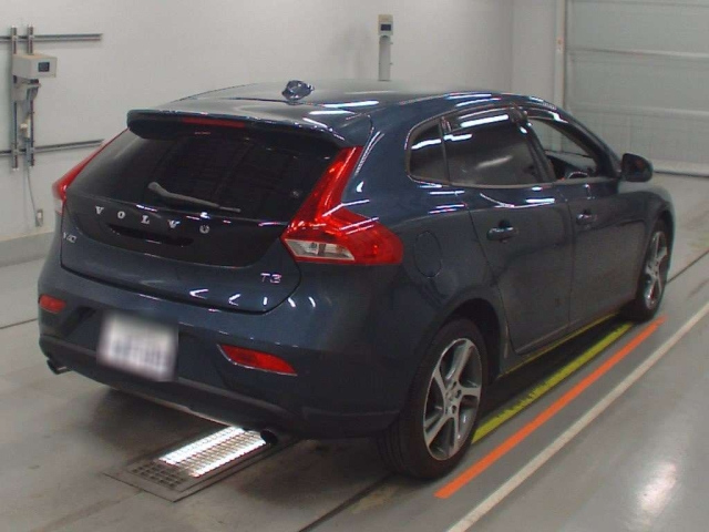 VOLVO V40 2016