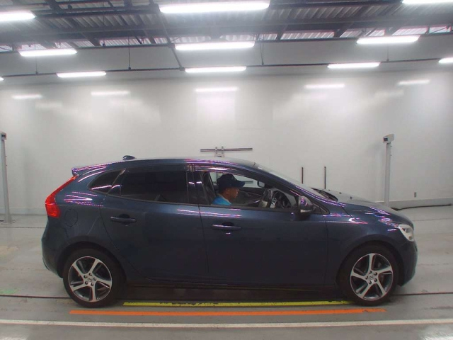VOLVO V40 2016