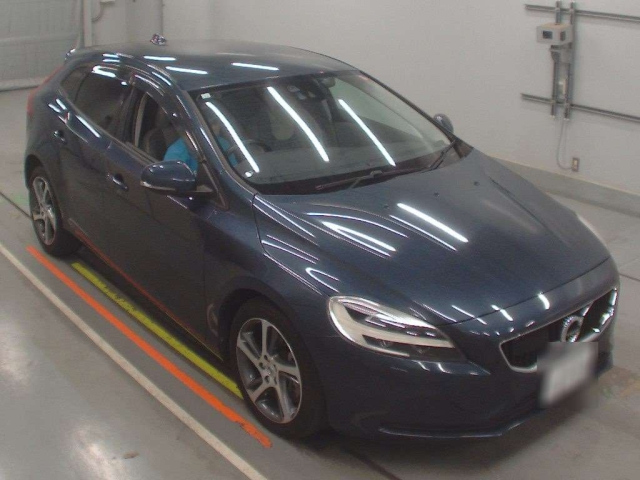 VOLVO V40 2016