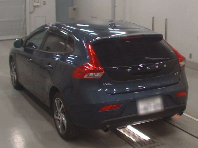 VOLVO V40 2016
