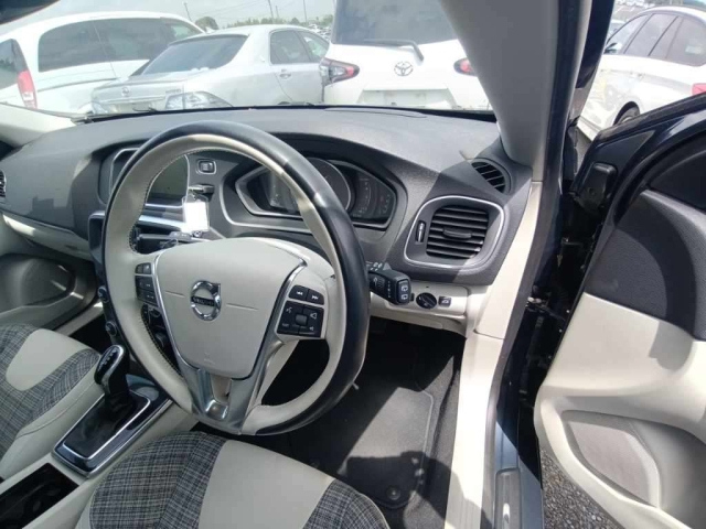 VOLVO V40 2016