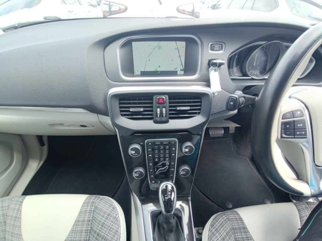 VOLVO V40 2016