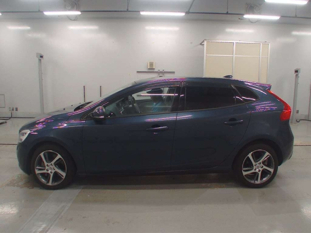 VOLVO V40 2016