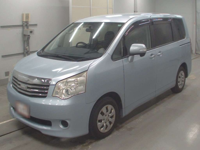 TOYOTA NOAH 2011