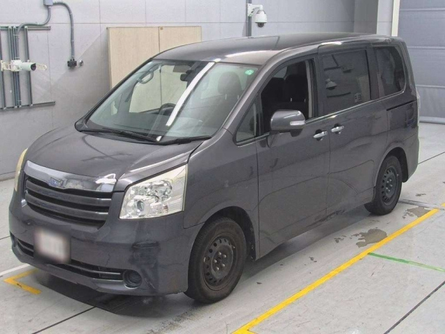 TOYOTA NOAH 2010