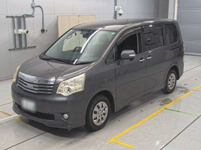 TOYOTA NOAH 2013