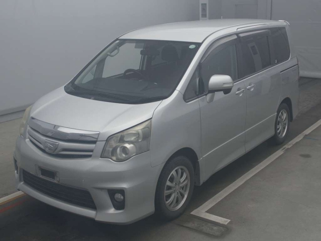 TOYOTA NOAH 2010