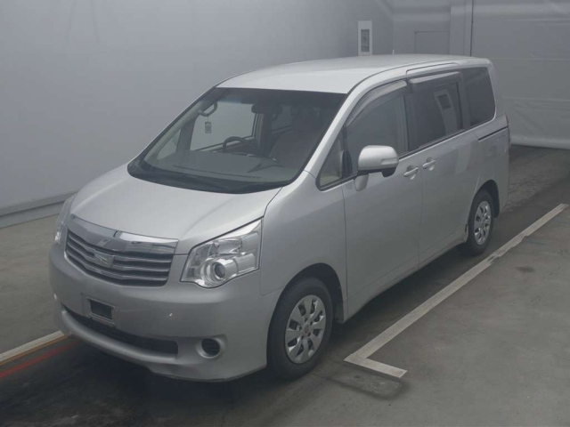 TOYOTA NOAH 2013