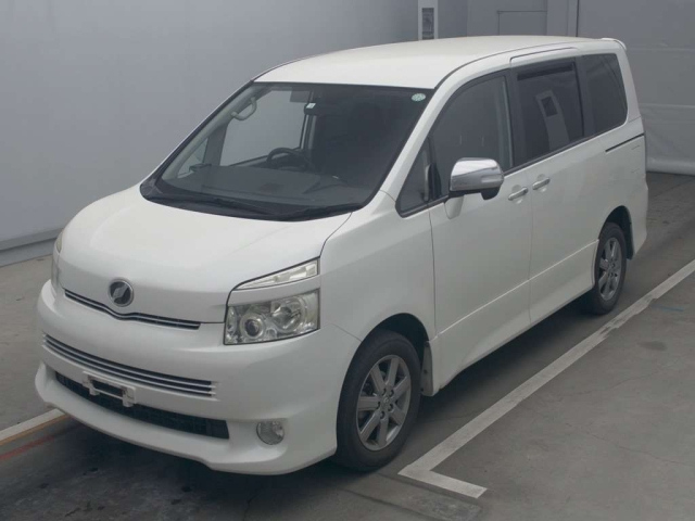 TOYOTA VOXY 2010