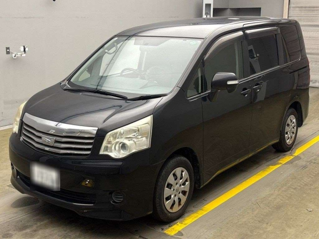 TOYOTA NOAH 2013