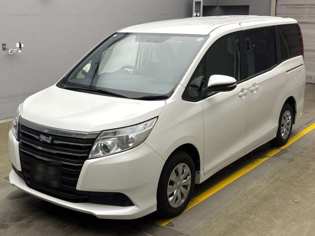 TOYOTA NOAH 2015