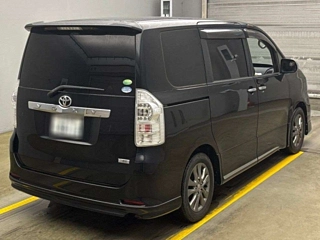TOYOTA VOXY 2013