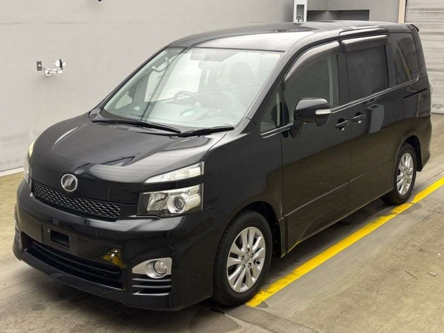 TOYOTA VOXY 2010