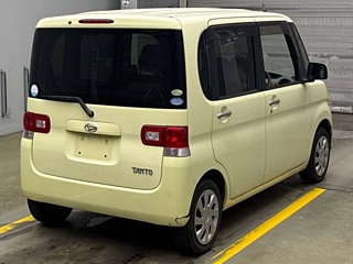 DAIHATSU TANTO 2011