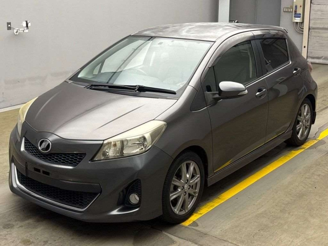 TOYOTA VITZ 2011