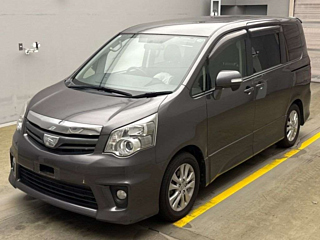 TOYOTA NOAH 2013