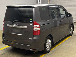 TOYOTA NOAH 2013