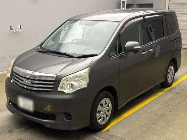 TOYOTA NOAH 2013