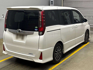 TOYOTA NOAH 2014
