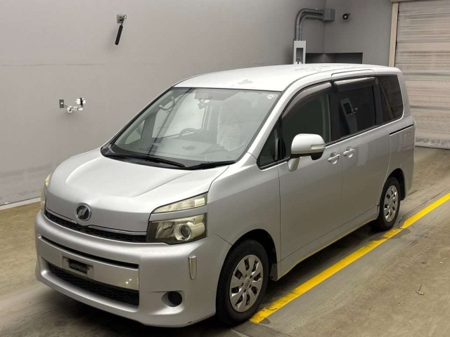 TOYOTA VOXY 2010