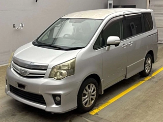 TOYOTA NOAH 2010