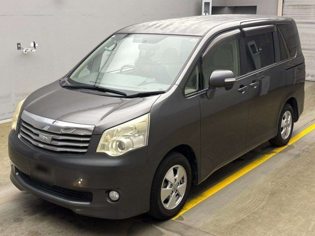 TOYOTA NOAH 2010