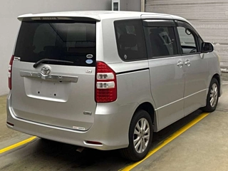 TOYOTA NOAH 2010