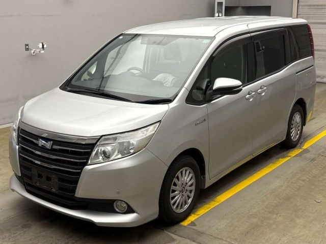 TOYOTA NOAH 2014