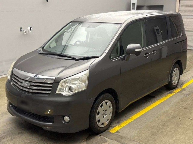 TOYOTA NOAH 2010
