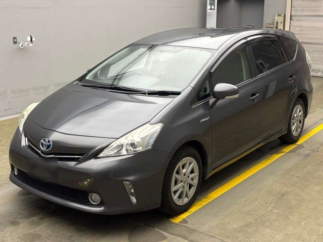 TOYOTA PRIUS ALPHA 2013