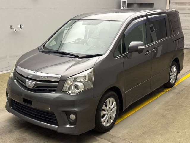 TOYOTA NOAH 2010