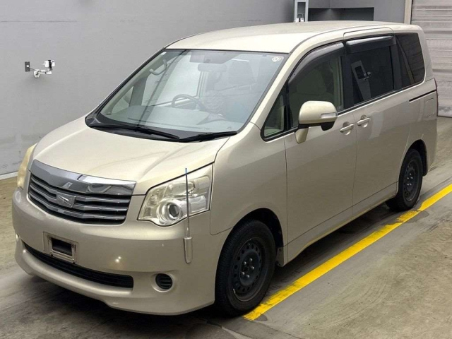 TOYOTA NOAH 2010