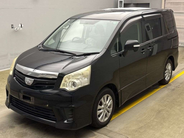 TOYOTA NOAH 2010