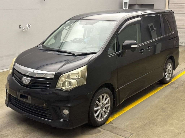 TOYOTA NOAH 2010