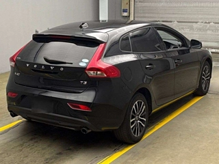 VOLVO V40 2020