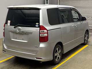 TOYOTA NOAH 2010