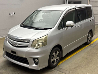 TOYOTA NOAH 2010
