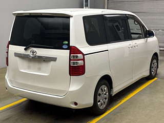 TOYOTA NOAH 2013