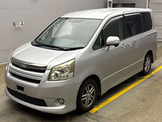 TOYOTA NOAH 2010