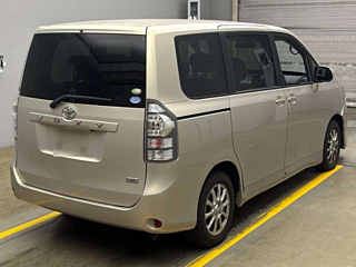 TOYOTA VOXY 2011