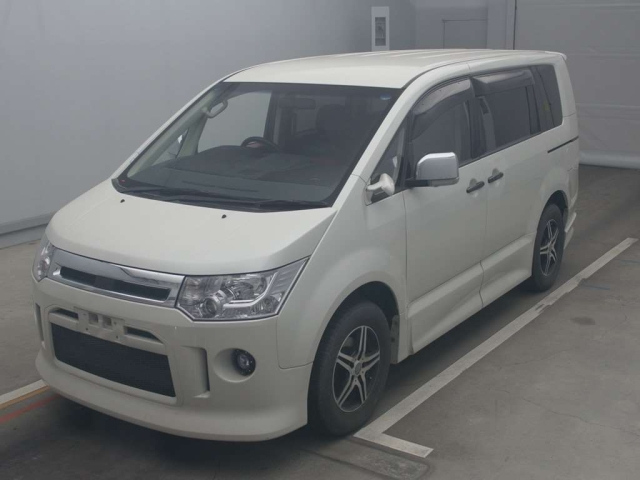 MITSUBISHI DELICA D5 2011
