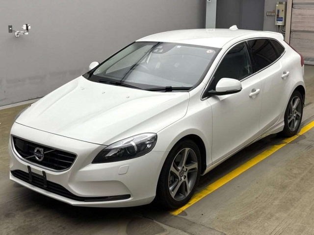 VOLVO V40 2016
