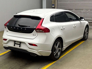 VOLVO V40 2016