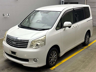 TOYOTA NOAH 2013