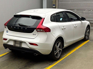 VOLVO V40 2016