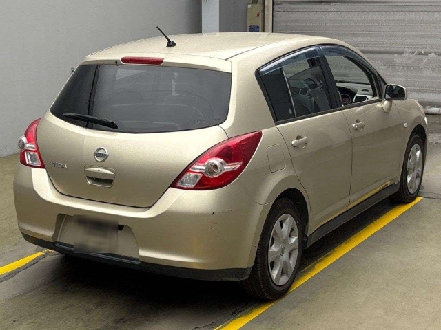 NISSAN TIIDA 2010